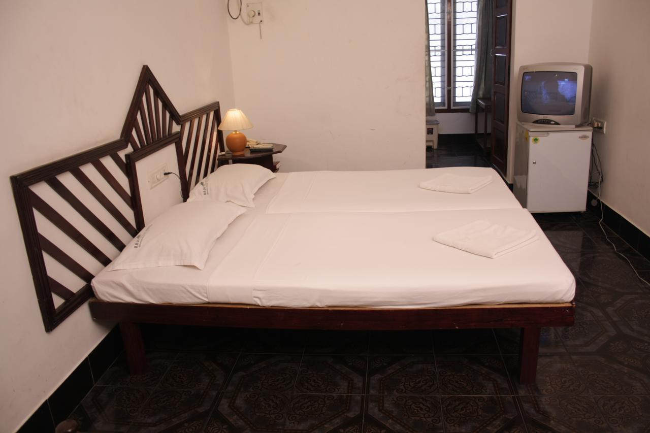 Raja Hotel 可瓦兰 外观 照片