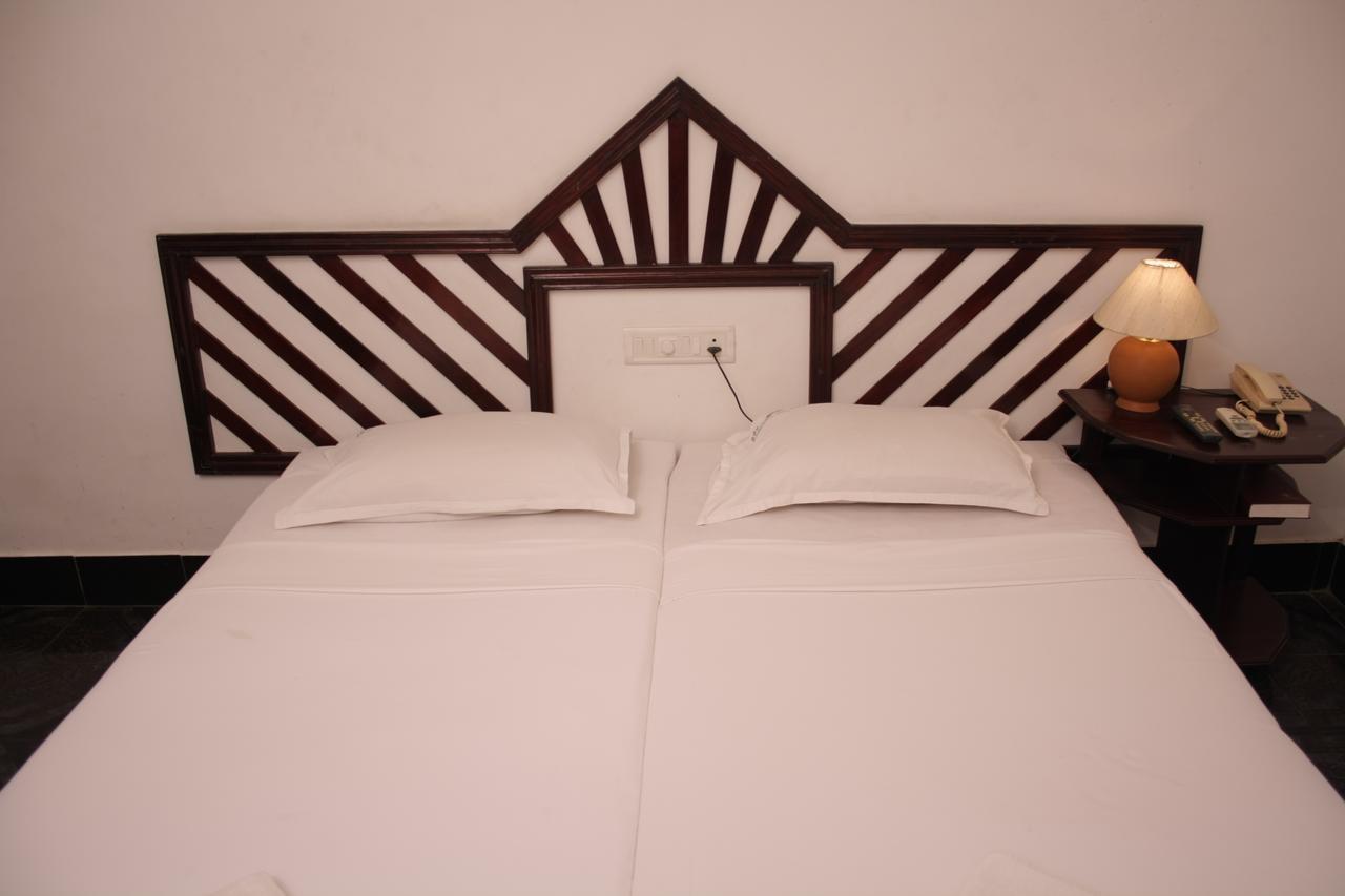 Raja Hotel 可瓦兰 外观 照片