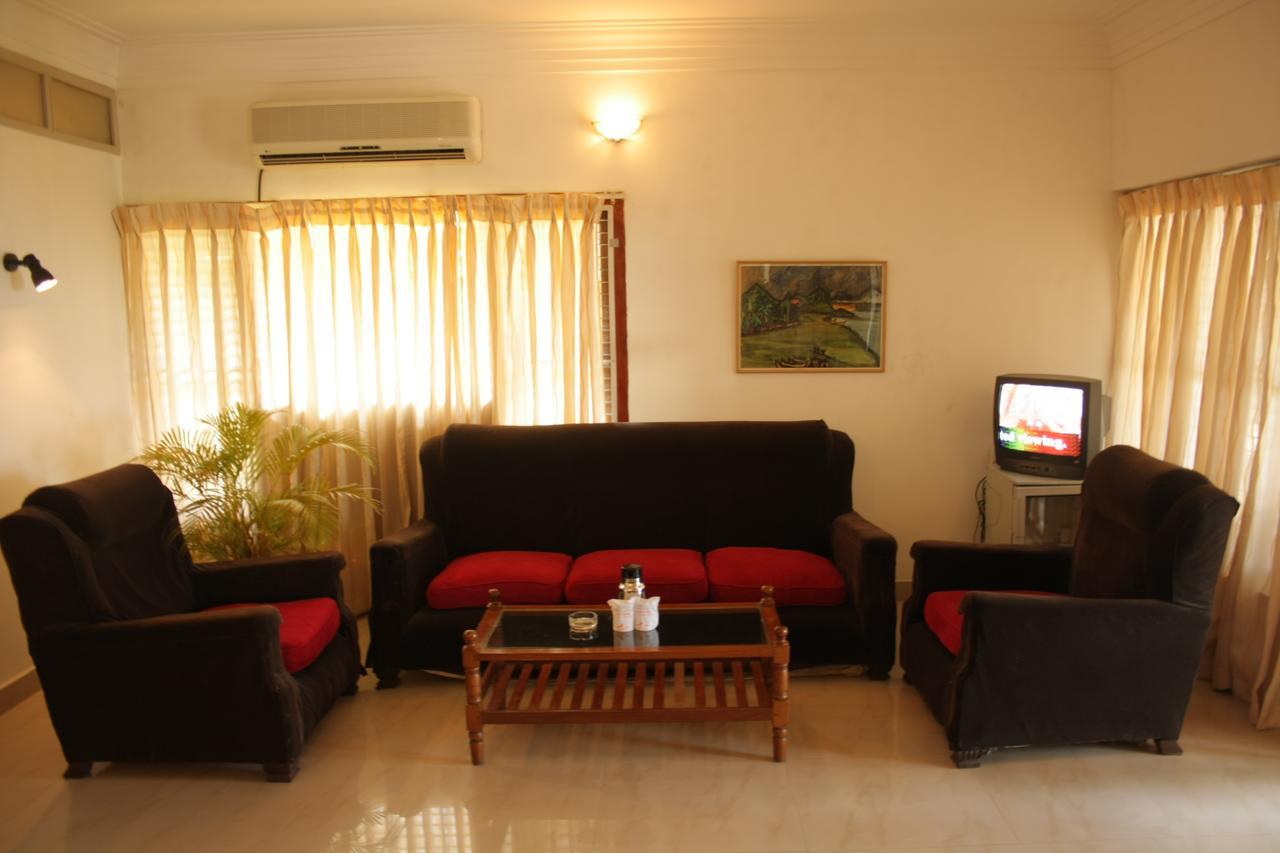 Raja Hotel 可瓦兰 外观 照片