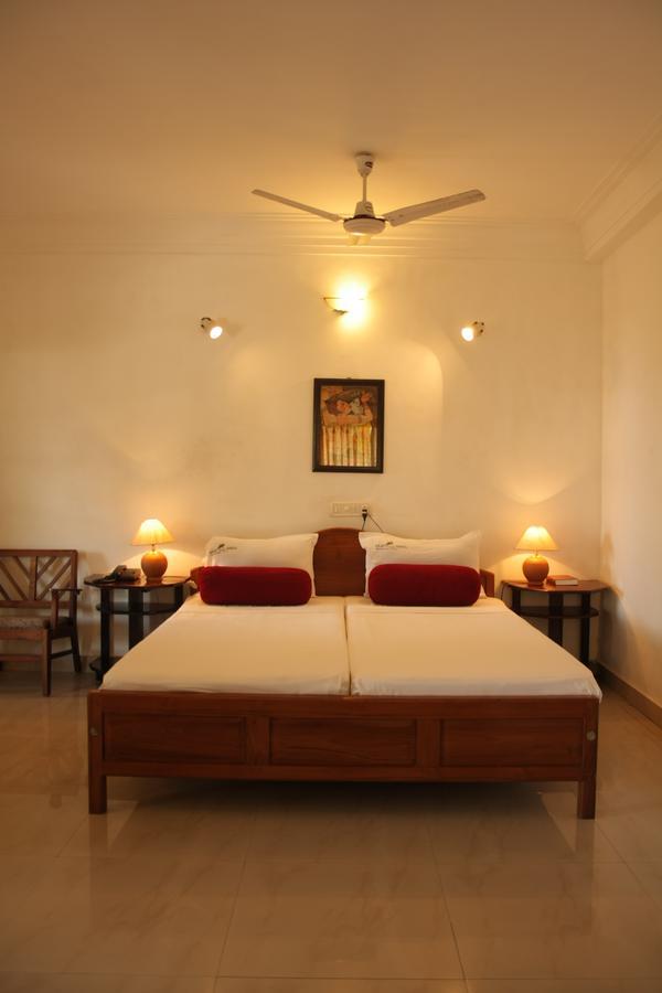 Raja Hotel 可瓦兰 外观 照片